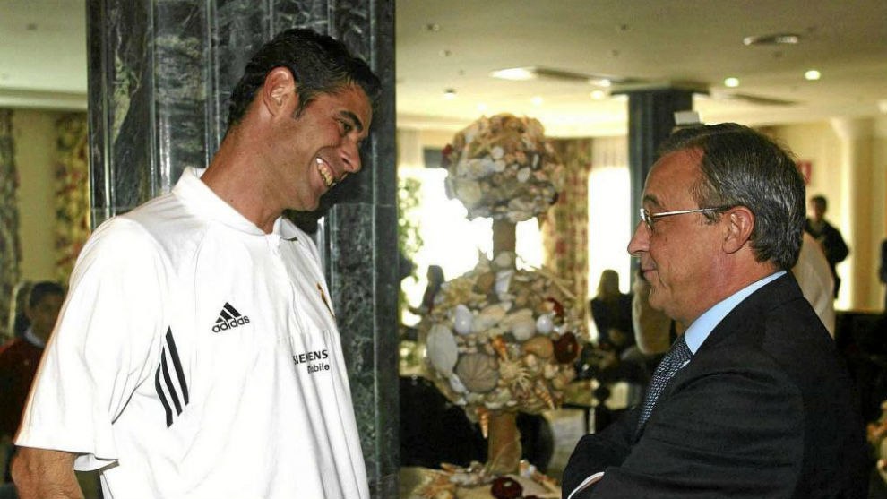 Fernando Hierro, de jugador del Madrid, charla con Florentino en una concentracin.