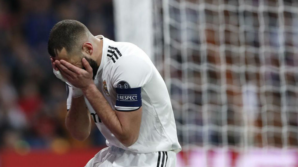 Benzema se lamenta de una ocasin perdida ante el Ajax.