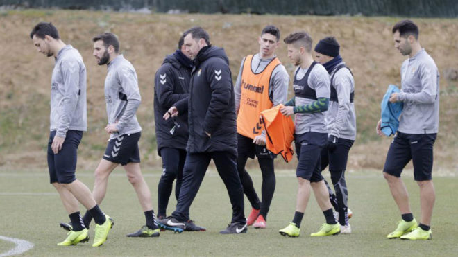 Sergio Gonzlez, junto a sus jugadores en un entrenamiento.