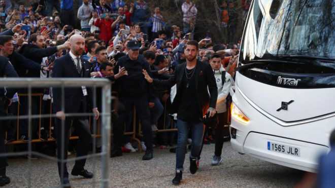 Ramos baja del bus en Valladolid.