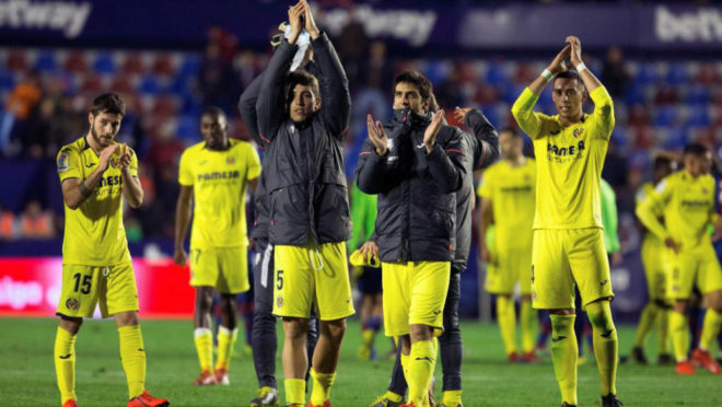 Los jugadores del Villarreal celebran su triunfo en el Ciutat.
