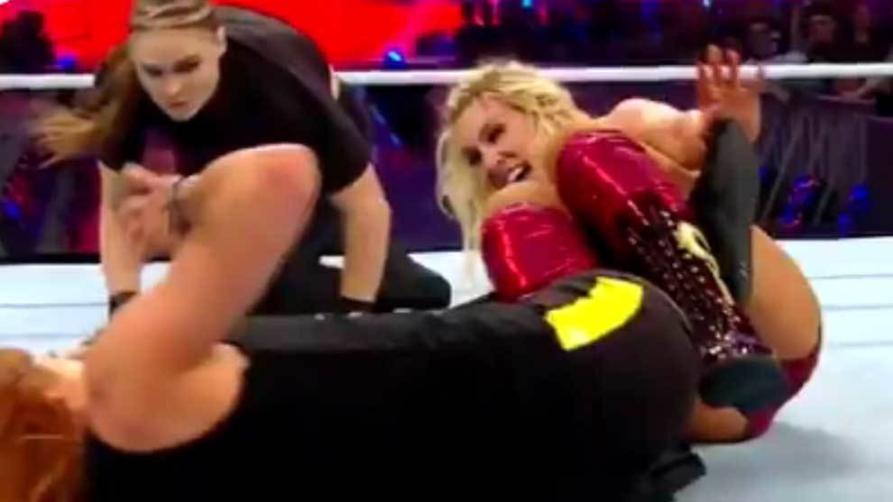 Ronda Rousey se col en el WWE Fastlane para darle un codazo a la...