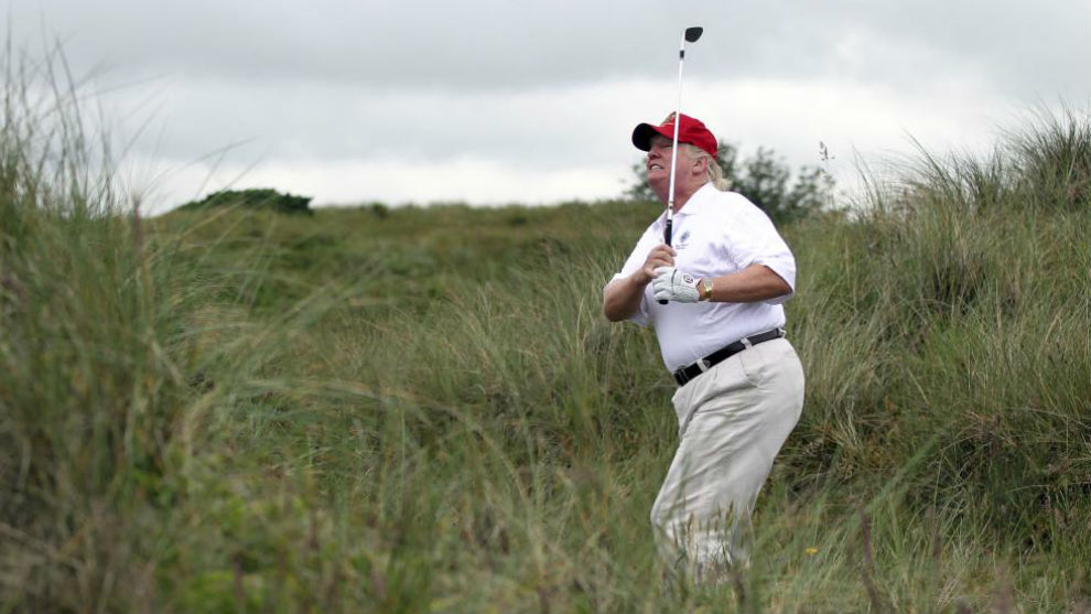 Donald Trump juega en The Trump International Golf Links, el campo que...