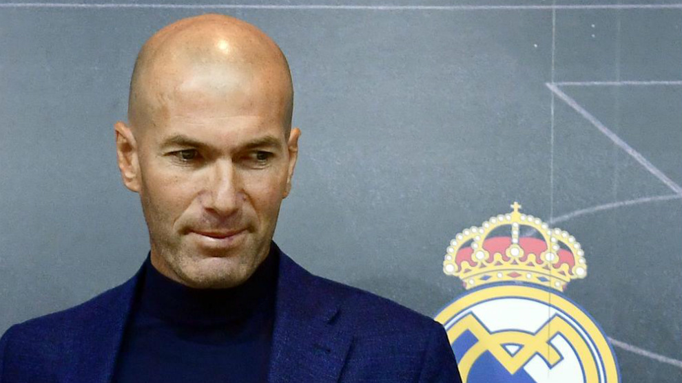 Zinedine Zidane posa junto a un escudo del Real Madrid