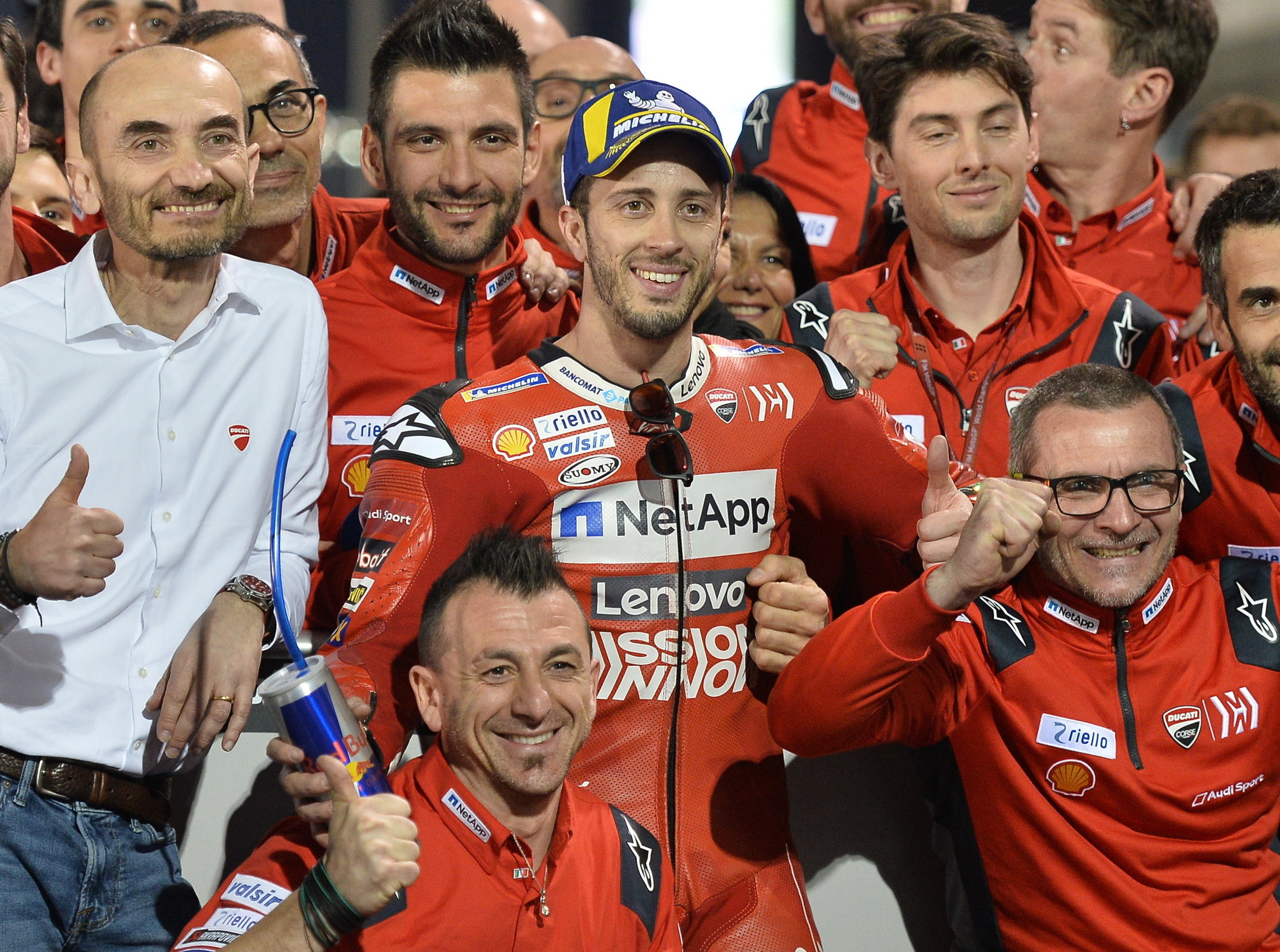 Domenicali celebra con Dovizioso el triunfo en el GP de Qatar.