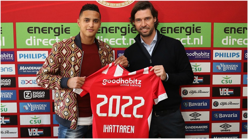 Ihattaren firma su nuevo contrato junto a John de Jong, director de...