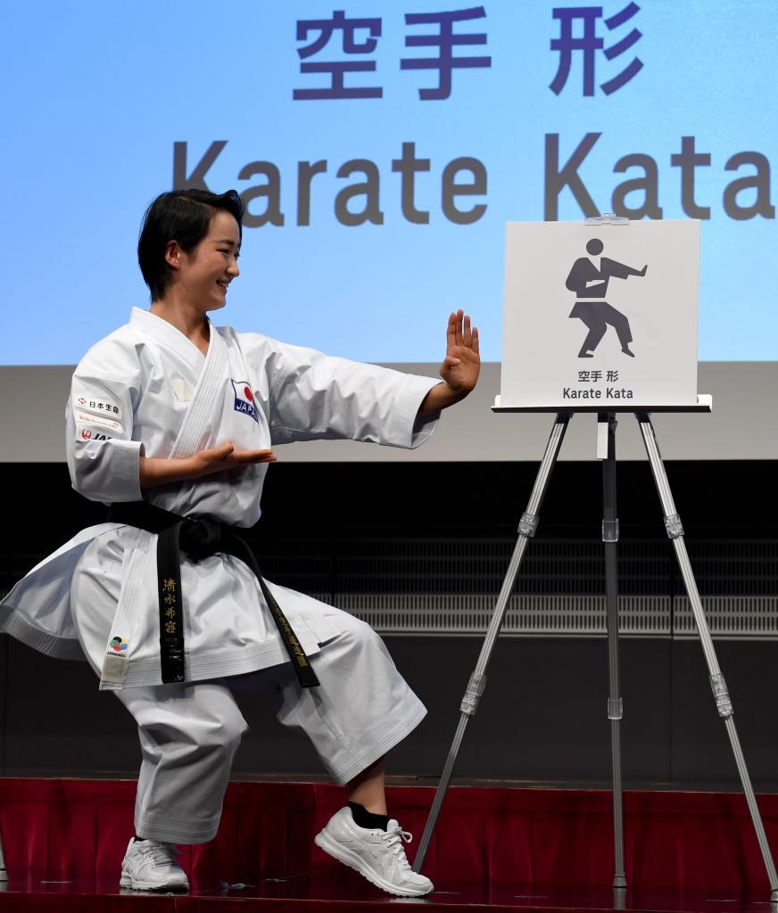 La karateka Kiyo Shimizu posa junto al pictograma de su deporte.