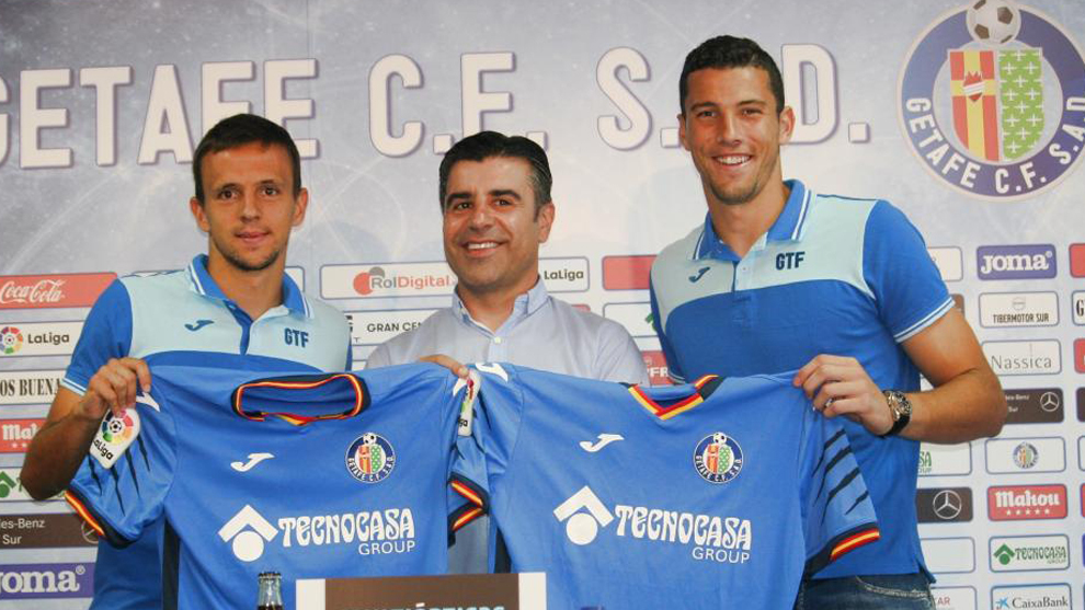 Nico Rodrguez, en el medio, entre Maksimovic y David Soria