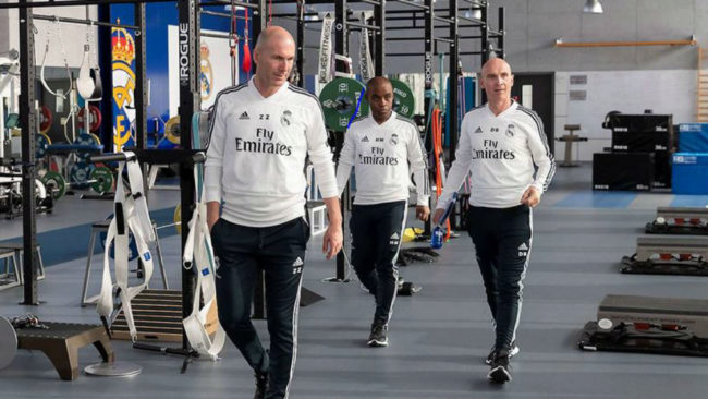 Zidane, hoy por la tarde en Valdebebas junto a sus ayudantes.