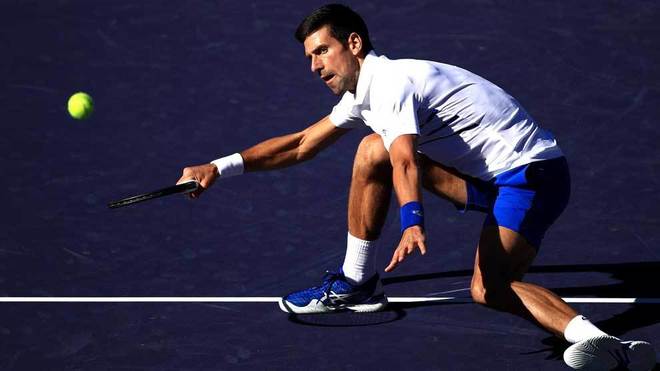 Novak Djokovic durante un punto del partido.