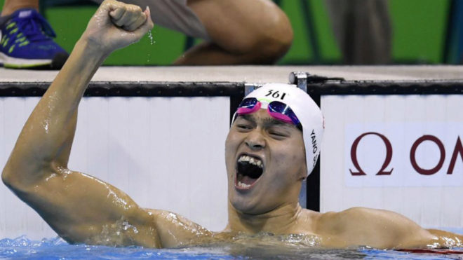 Sun Yang celebra su victoria en los 200 metros de los Juegos de Ro.