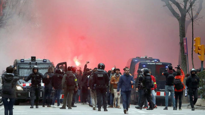 Varios ultras del Olympique de Lyon, controlados por la Polica.