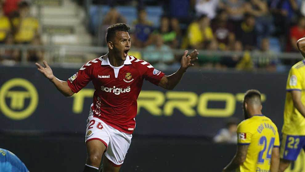 Luis Surez celebra su gol al Cdiz en el Carranza