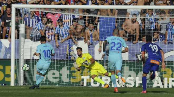 Pacheco se lanza para detener un lanzamiento de penalti de Leo Messi.