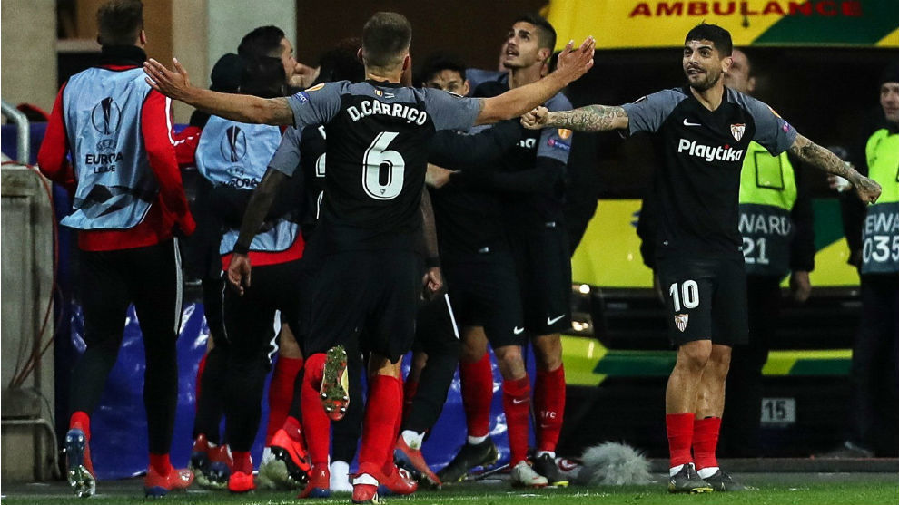 Los jugadores del Sevilla celebran el tercer gol ante el Slavia.