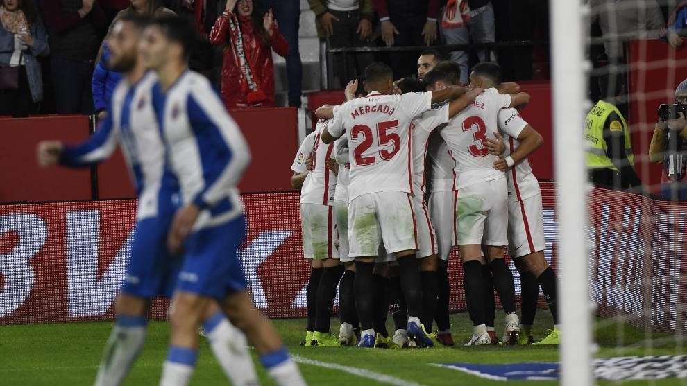 Los jugadores del Sevilla se abrazan tras marcar en la primera vuelta...