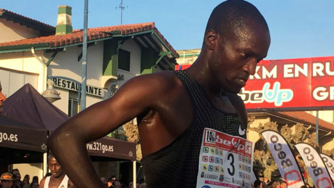 El atleta ugands Stephen Kissa tras ganar este sbado la...