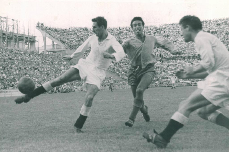 Faas Wilkes en un partido contra Las Palmas en 1954.