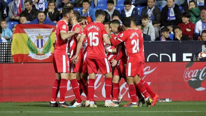 Los jugadores del Girona celebran uno de los dos tantos que marcaron...