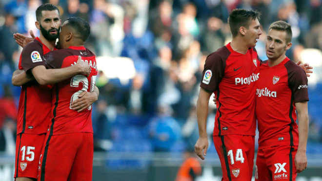 Los jugadores del Sevilla se abrazan tras la victoria.