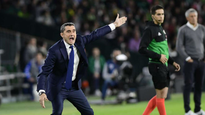 Ernesto Valverde giving instructions to his players at the Benito...