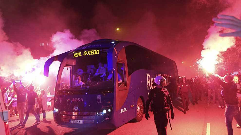 Llegada del autobs del Oviedo entre bengalas al Carlos Tartiere en...