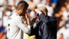 Varane habla con Zidane durante el partido ante el Celta.