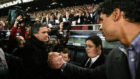 Mourinho saluda a Rijkaard antes del Barcelona-Chelsea de 2005.