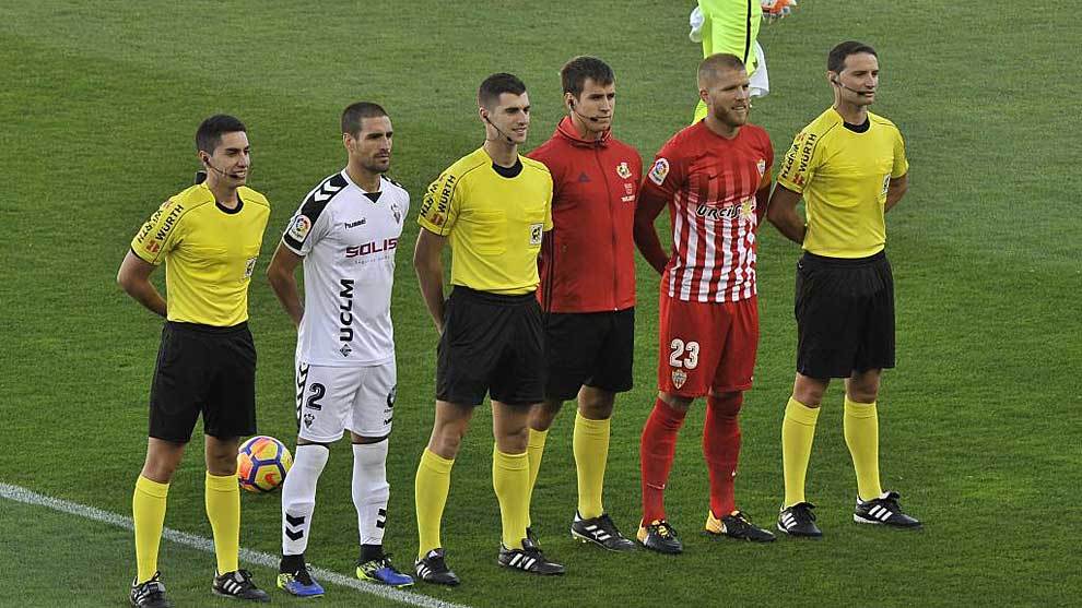 Moreno Aragn y su equipo arbitral junto a los capitanes de Albacete...