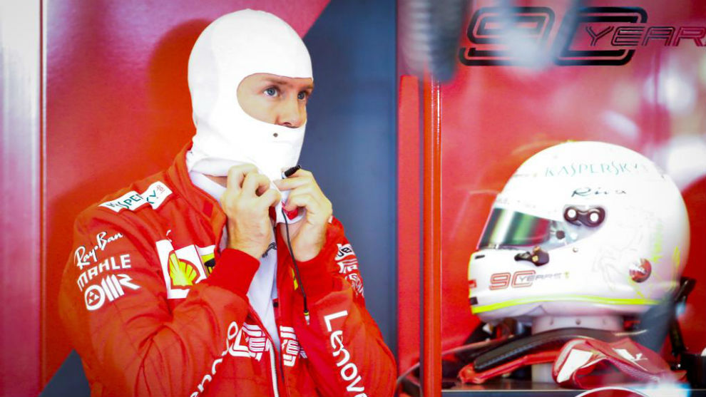Vettel, el en box de Ferrari en Albert Park.