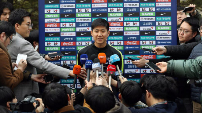 Kang in atiende a los medios en la concentracin con Corea del Sur