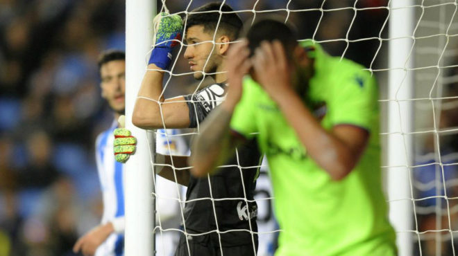 Un jugador del Levante se lamenta en Anoeta.