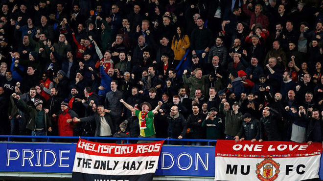 Aficionados del Manchester United celebran un gol.