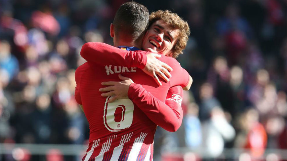 Griezmann se abraza con Koke para celebrar un gol esta temporada.