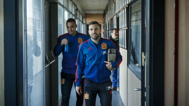 Jordi Alba with Rodrigo in the back at the Spanish national team&apos;s HQ