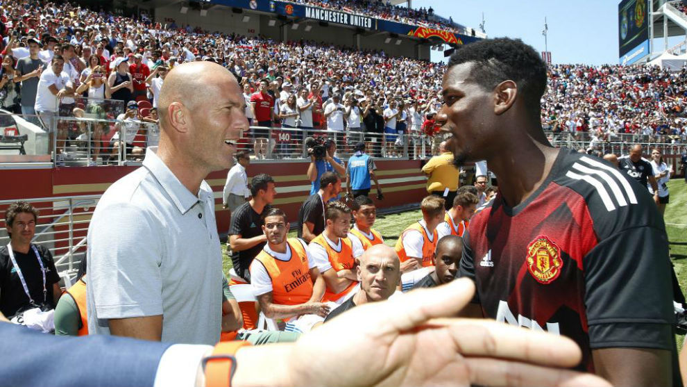 Pogba y Zidane se saludanen un amistoso entre Madrid y United en...