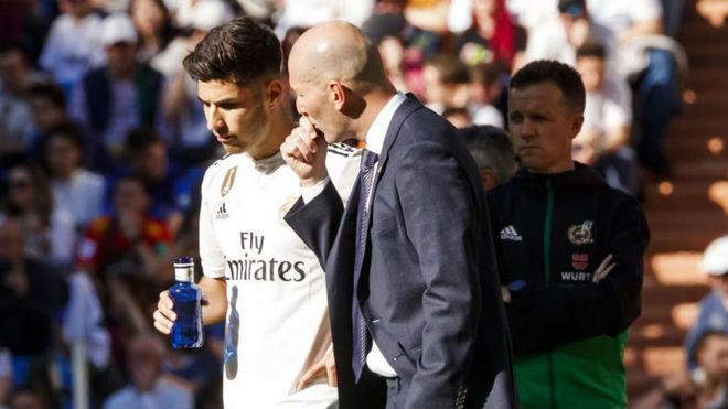 Zidane habla con Asensio en el partido ante el Celta.