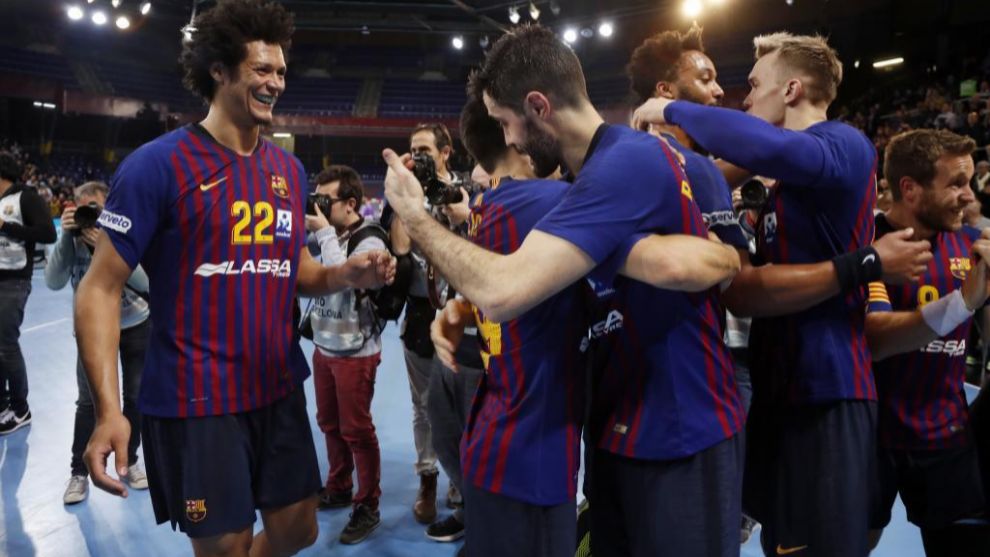 Los jugadores del Barcelona celebran el ttulo de Liga /