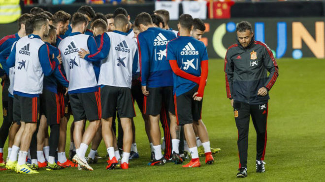 Luis Enrique and his players in a training session.