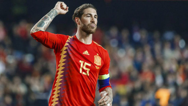 Sergio Ramos celebra su gol ante Noruega.
