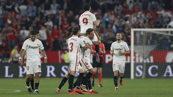Los jugadores del Sevilla levantan a Wissam Ben Yedder.