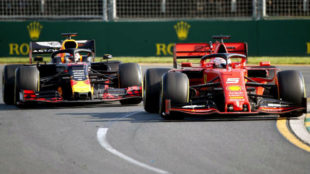 Verstappen encima a Vettel antes de adelantarle en el GP de Australia.