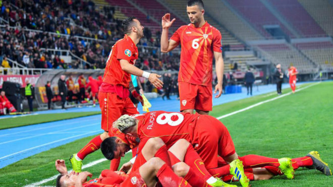 Los jugadores de Macedonia celebra el gol de Bardhi