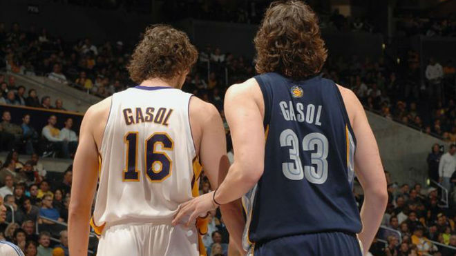 Pau y Marc Gasol en uno de sus primeros duelos en la NBA
