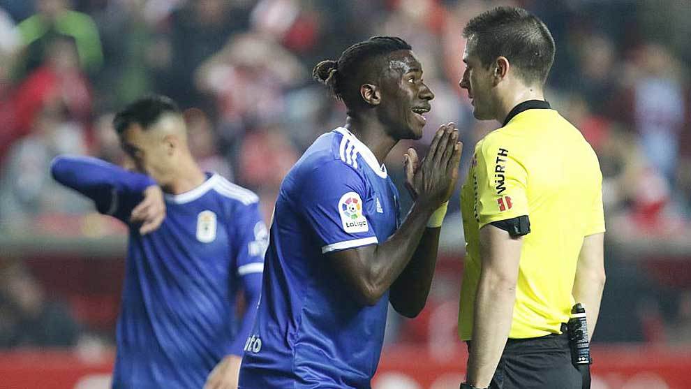 Ibrahima le protesta a Daz de Mera el gol anulado al Oviedo