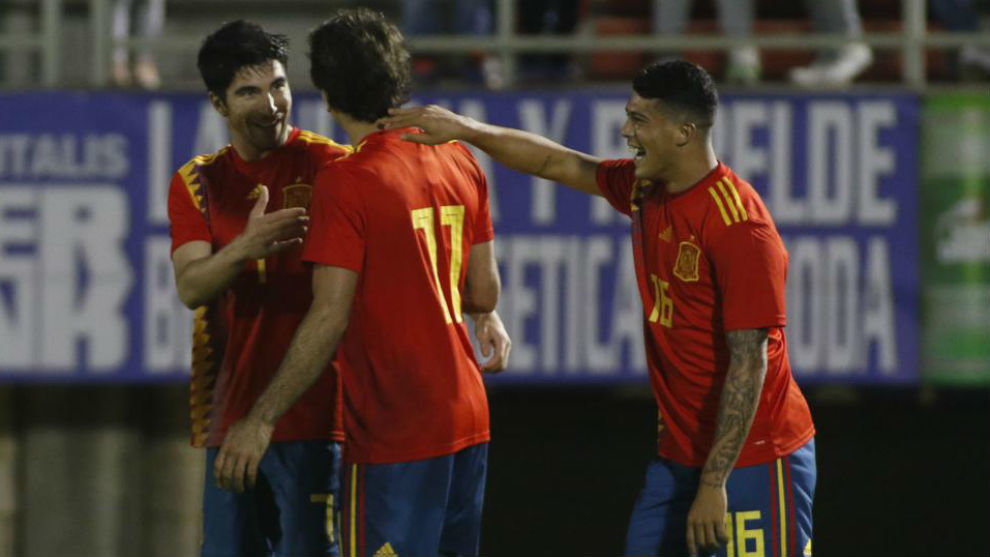 Soler, Oyarzabal and Pedro Porro celebrate the first goal.