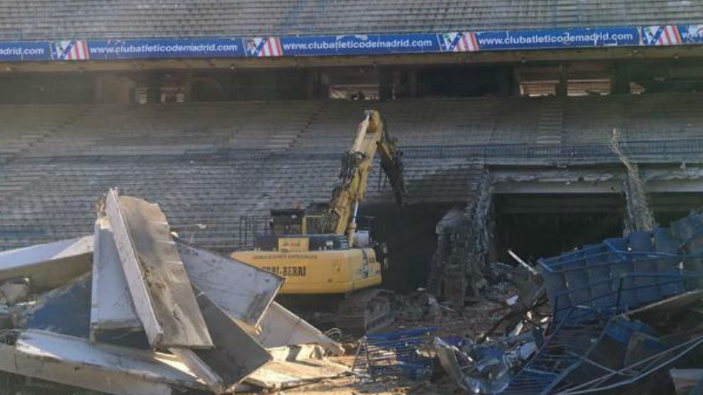 Imagen del Caldern en demolicin subida por el Betis a las redes...