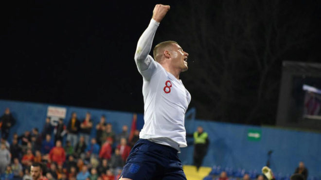 Barkley celebra uno de sus goles a Montenegro.