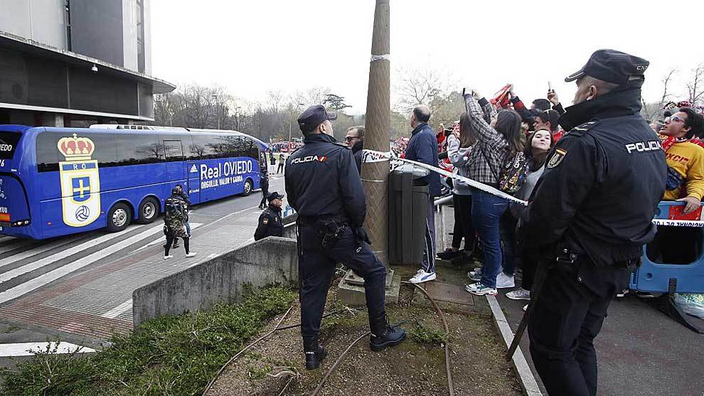 Llegada del autocar del Real Oviedo el pasado domingo a El Molinn
