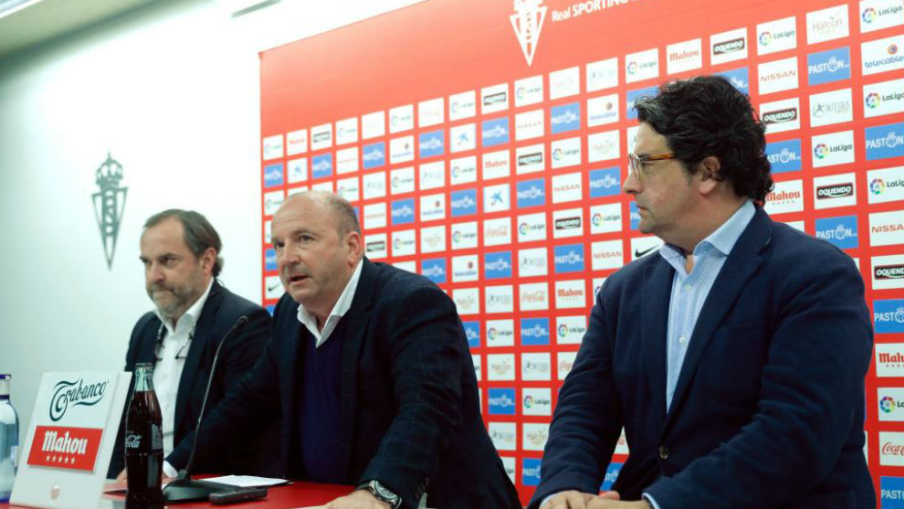 El vicepresidente del Sporting, Javier Martnez (c), y directivos del...